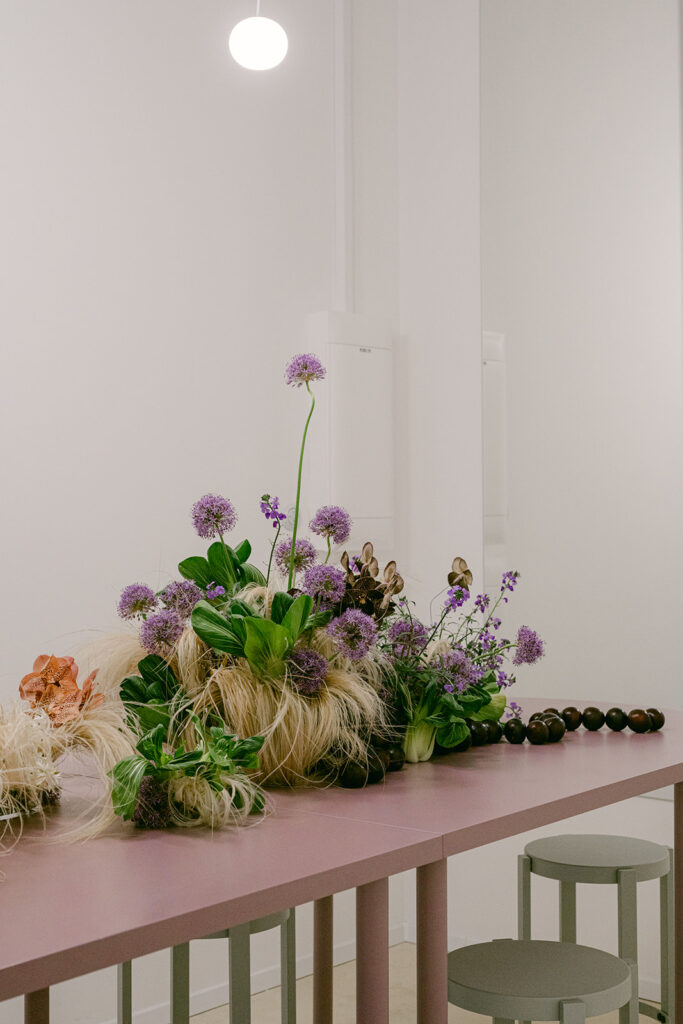 súčasná kvetinová inštalácia v štýle abstract floral art, jeden z našich floristických workshopov